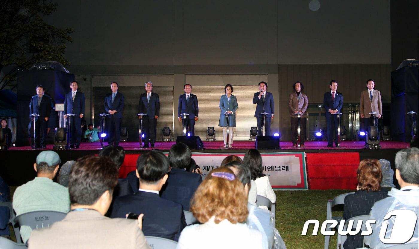 본문 이미지 - 충북 청주시와 청주공예비엔날레 조직위원회는 7일 문화제조창C에서 2019 청주공예비엔날레 개막식을 열었다. 한범덕 조직위원장(왼쪽 네번째)이 개회선언을 하고 있다.ⓒ 뉴스1