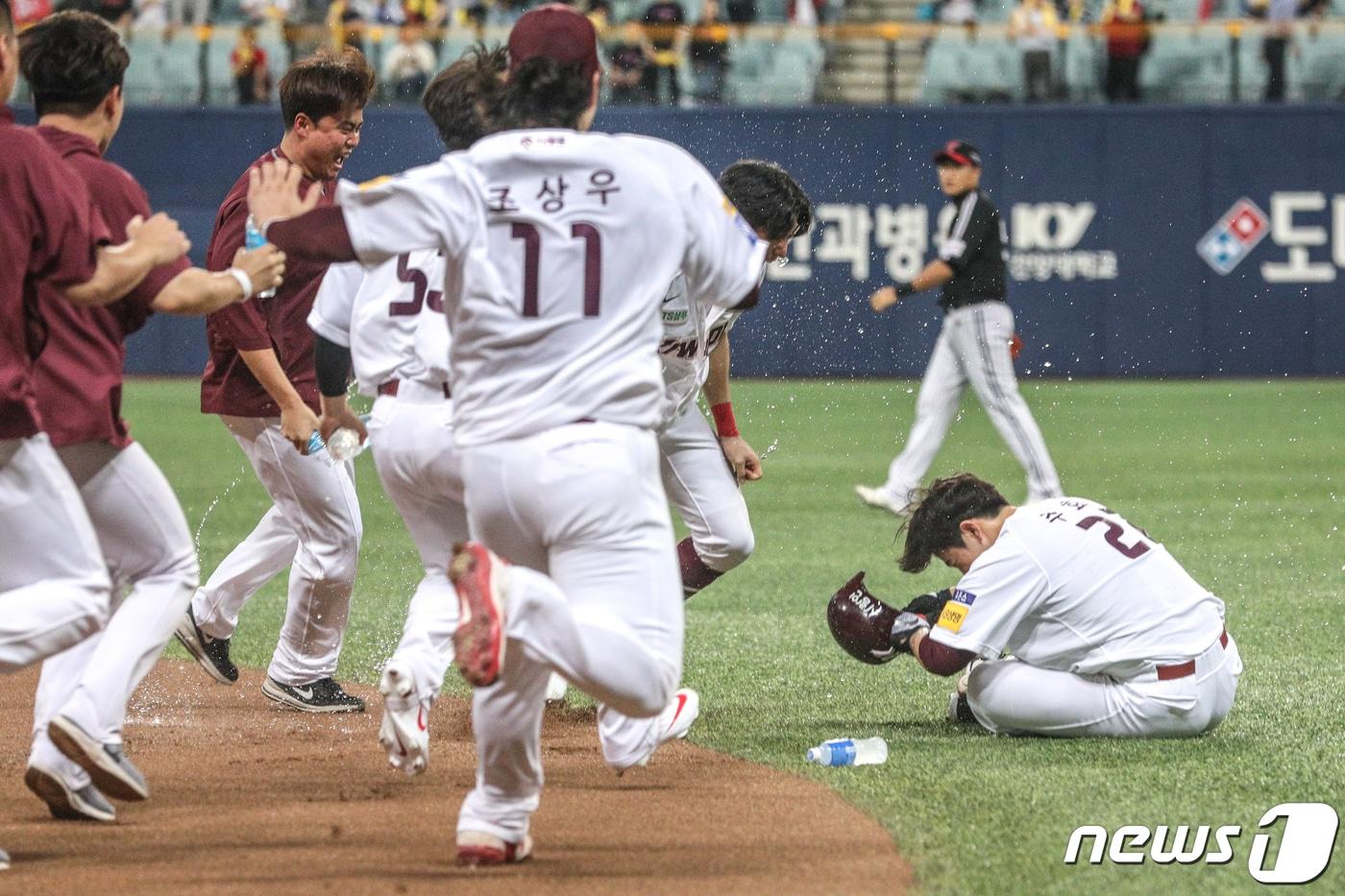 본문 이미지 - 7일 오후 서울 구로구 고척스카이돔에서 열린 프로야구 2019 신한은행 마이카 KBO리그 포스트시즌 준플레이오프 2차전 LG 트윈스와 키움 히어로즈 경기 연장 10회말 1사 3루 상황, 키움 주효상의 끝내기 땅볼로 4대 3으로 LG에 역전하며 경기가 끝나자 선수들이 주효상 선수를 향해 달려가고 있다. 2019.10.7/뉴스1 ⓒ News1 성동훈 기자