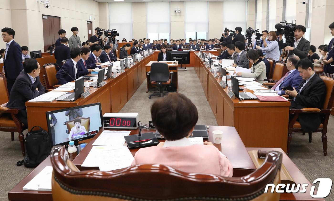 본문 이미지 - 권순일 중앙선거관리위원장이 8일 오전 서울 여의도 국회에서 열린 행정안전위원회의 중앙선거관리위원회, 인사혁신처에 대한 국정감사에 참석해 자리를 지키고 있다. 2019.10.8/뉴스1 ⓒ News1 임세영 기자