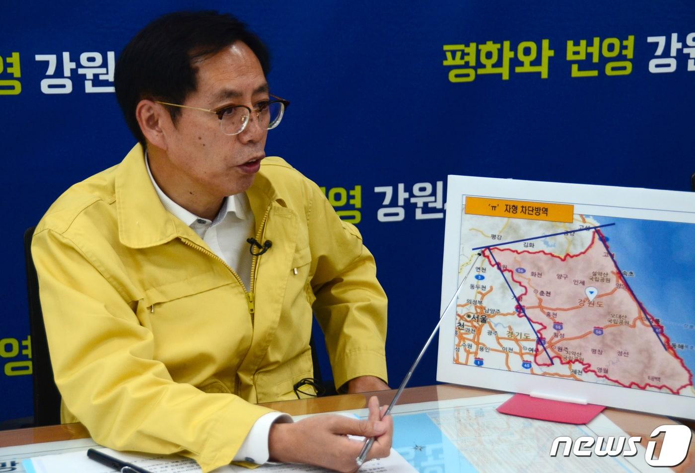 본문 이미지 - 박재복 도 농정국장이 8일 오전 강원도청 기자실에서 태풍 피해복구 지원 등 농정국 현안사항을 설명하고 있다. 2019.10.8/뉴스1 ⓒ News1 하중천 기자
