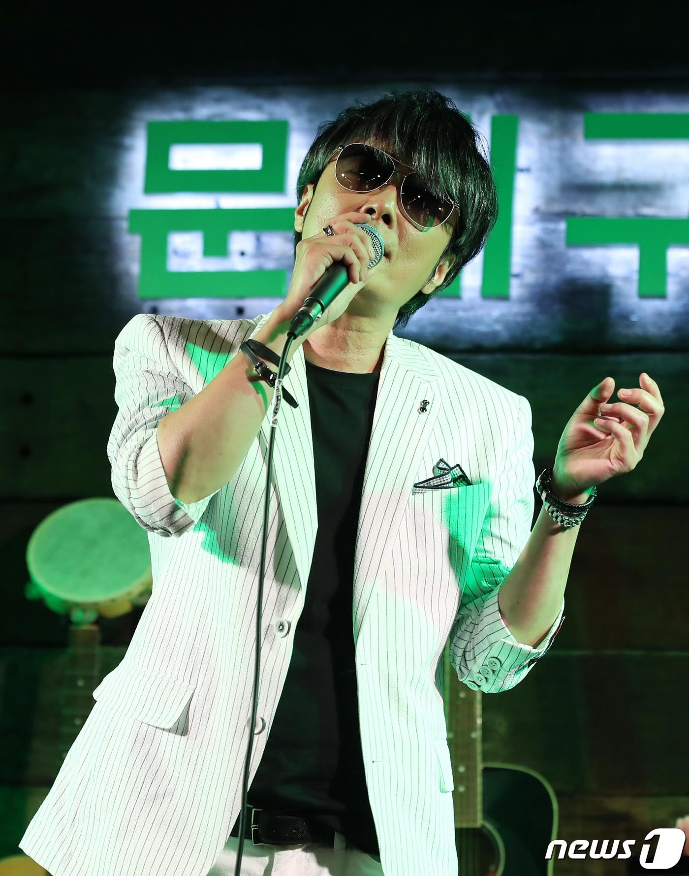 본문 이미지 - K2 김성면이 8일 오전 서울 영등포구 문래구락부에서 열린 새 싱글 앨범 '외치다' 발매기념 쇼케이스에 참석해 '슬프도록 아름다운'을 열창하고 있다. 지난 1992년 록그룹 ‘피노키오’의 보컬리스트로 데뷔한 김성면은 1994년 K2를 결성해 '슬프도록 아름다운', '잃어버린 너', '유리의 성', '소유하지 않은 사랑' 등을 히트시키며 많은 사랑을 받았다. 2019.10.8/뉴스1 ⓒ News1 권현진 기자