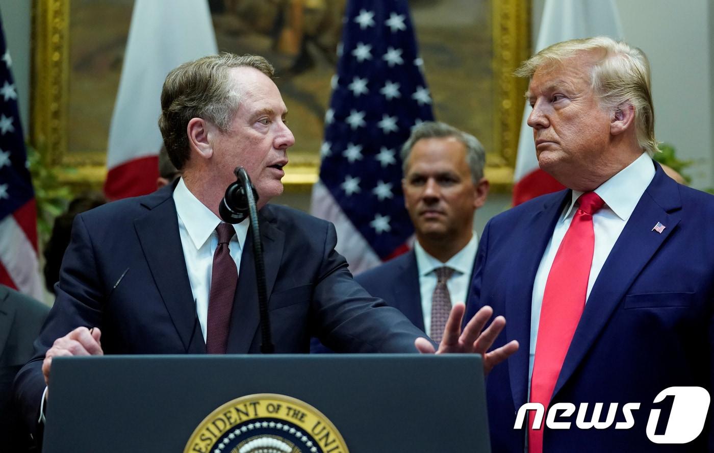 로버트 라이트하이저 미국 USTR 대표가 7일 (현지시간) 워싱턴 백악관에서 열린 미일 새 무역협정 서명식서 도널드 트럼프 대통령과 얘기를 하고 있다. 2019. 10.7ⓒ 로이터=뉴스1 ⓒ News1 우동명 기자