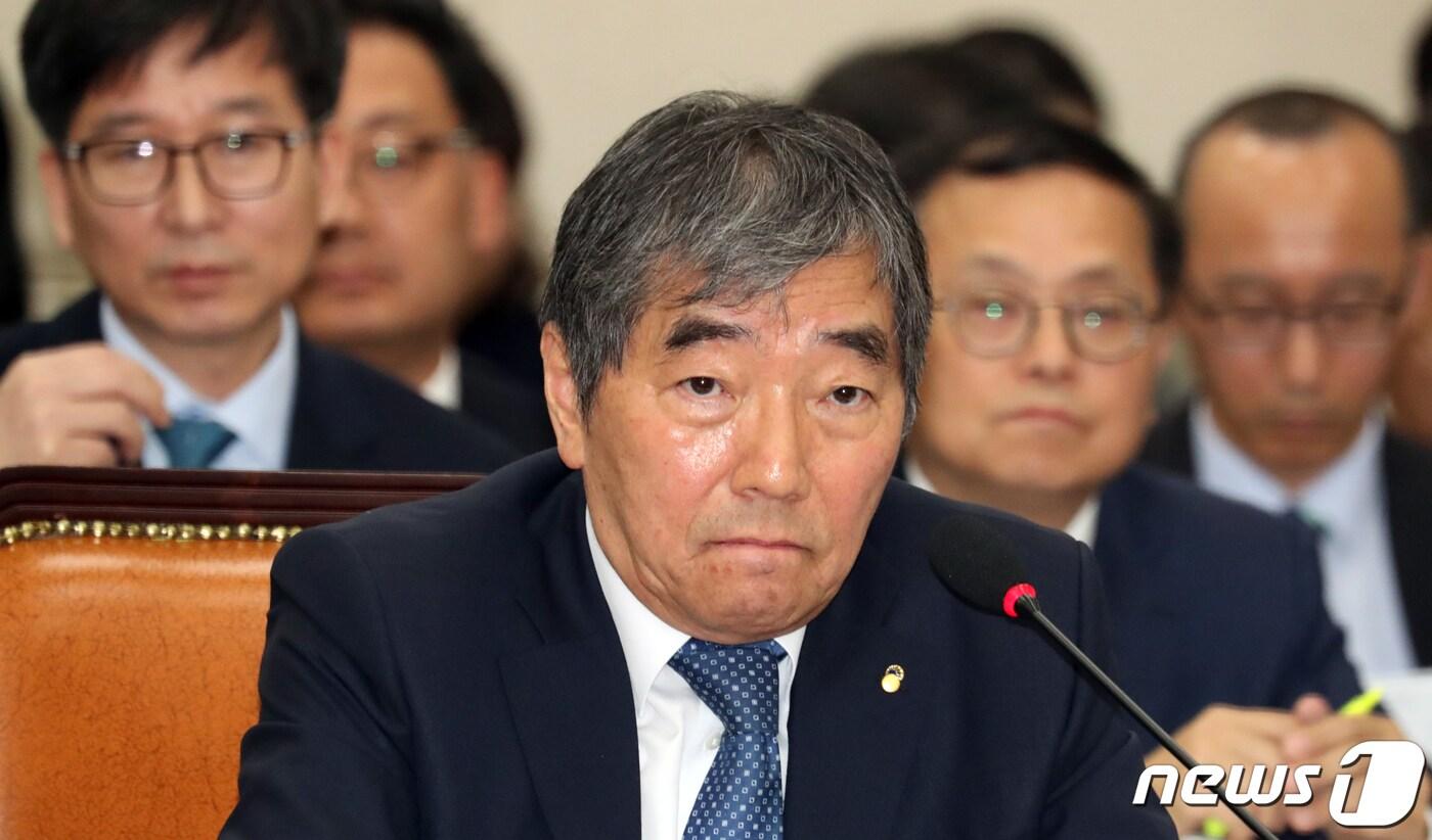 윤석헌 금융감독원장이 8일 서울 여의도 국회에서 열린 정무위 국정감사에서 의원 질의를 듣고 있다. 2019.10.8/뉴스1 ⓒ News1 김명섭 기자