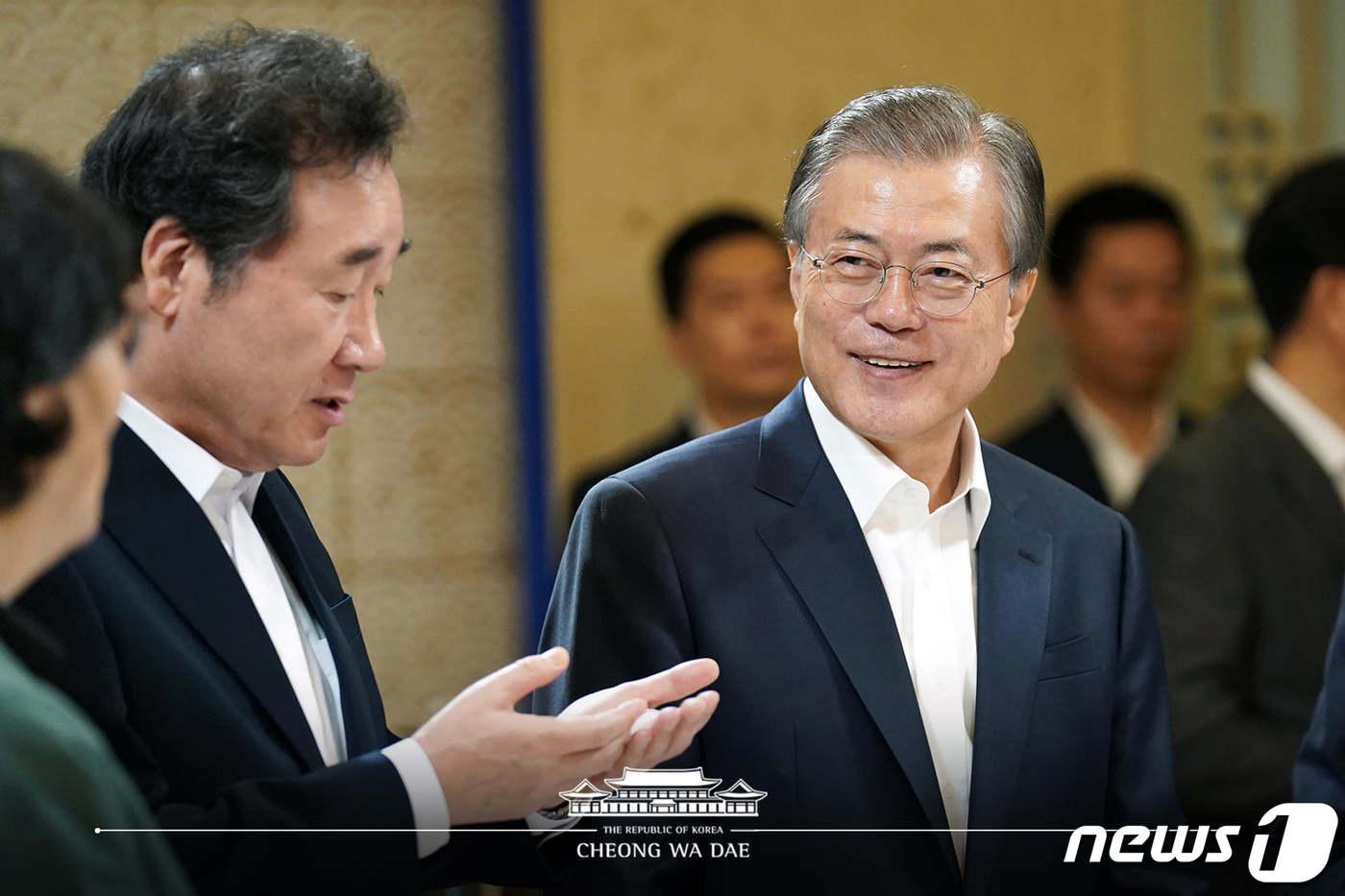 2019년 10월 8일 문재인 대통령이청와대에서 국무회의에 앞서 이낙연 국무총리와 대화하고 있다. (청와대 페이스북 갈무리)  ⓒ 뉴스1