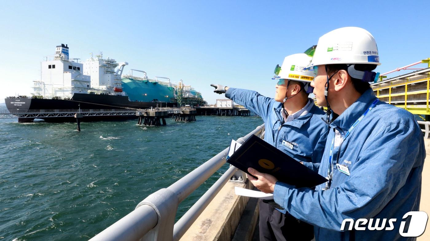 8일 오전 인천시 연수구 송도동 한국가스공사 인천LNG기지에서 말레이시아 국적 샌드라워시호(13만 3900톤)가 액화천연가스(LNG)를 공급받고 있다. 인천 LNG기지는 국내 최초 LNG선 하역시, 벙커C유로 선박의 발전기를 가동하던 방식에서 천연가스(Boil Off Gas)사용으로 전환했다. 2019.10.8/뉴스1 ⓒ News1 정진욱 기자
