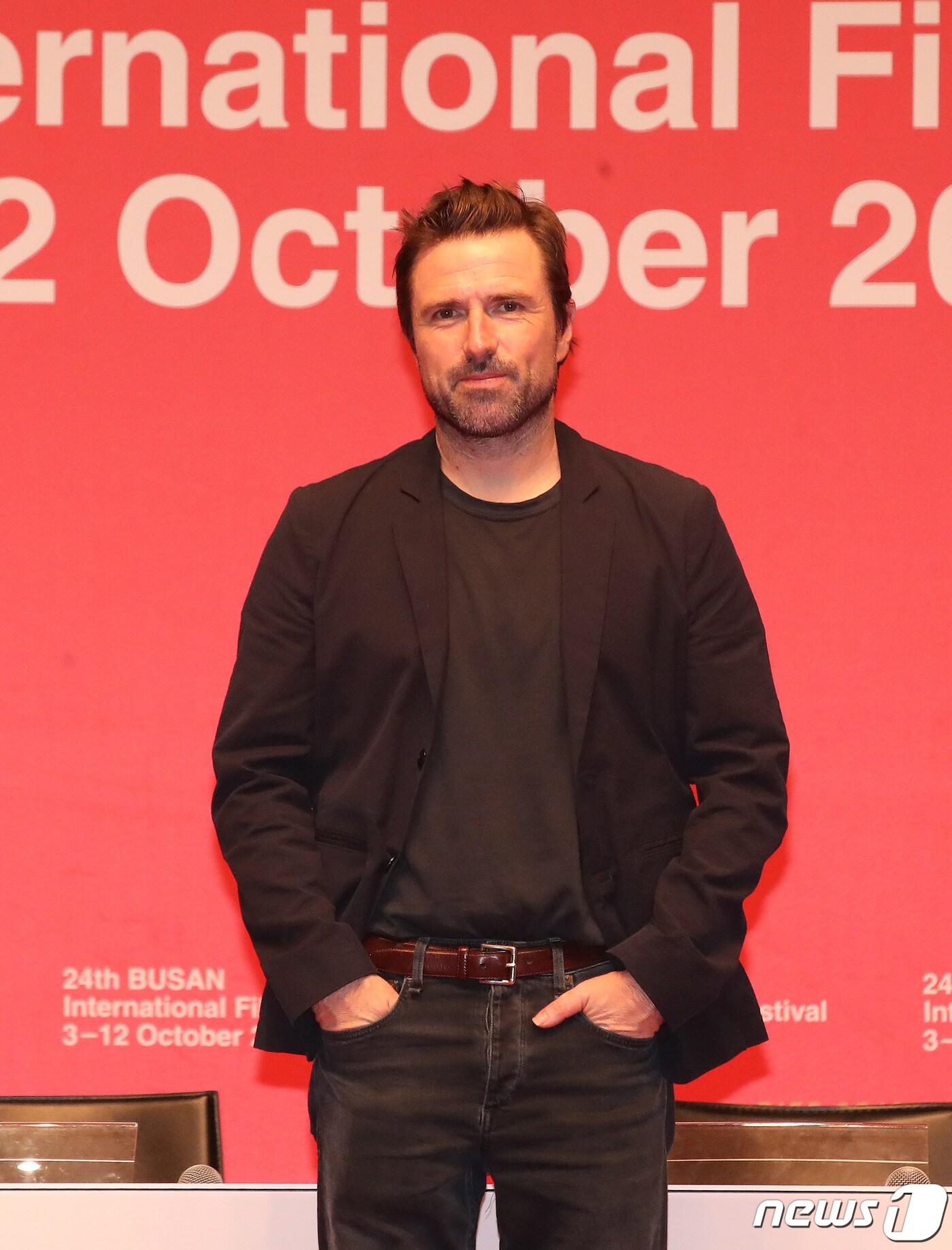 본문 이미지 - 감독 데이비드 미쇼가 8일 오후 부산 해운대구 신세계백화점 센텀시티점 문화홀에서 열린 제24회 부산국제영화제 갈라프레젠테이션 선정작 영화 '더킹: 헨리5세'기자회견에서 포즈를 취하고 있다. 2019.10.8/뉴스1 ⓒ News1 여주연 기자