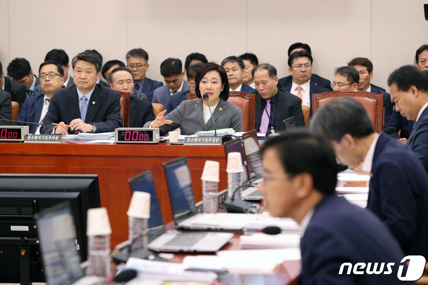 본문 이미지 - 박영선 중소벤처기업부장관이 8일 서울 여의도 국회에서 열린 산업통상자원중소벤처기업위원회의 중소벤처기업부에 대한 국정감사에서 김기선 자유한국당 의원의 질의에 답변하고 있다.  2019.10.8/뉴스 1 ⓒ News1 이종덕 기자