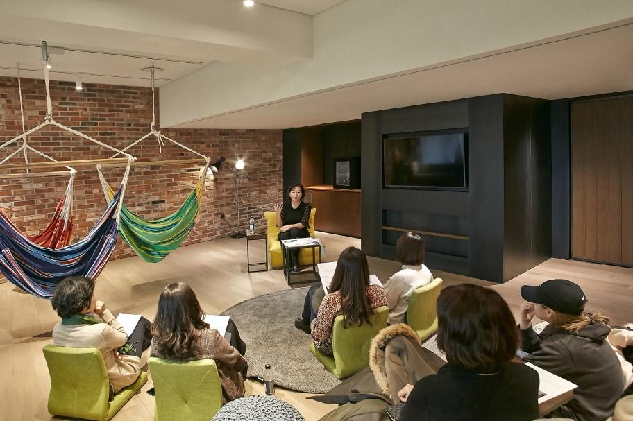 본문 이미지 - 매월 마지막주 일요일, 더글라스 하우스 라이브러리에서 진행되는 ‘더글라스 문화 살롱’