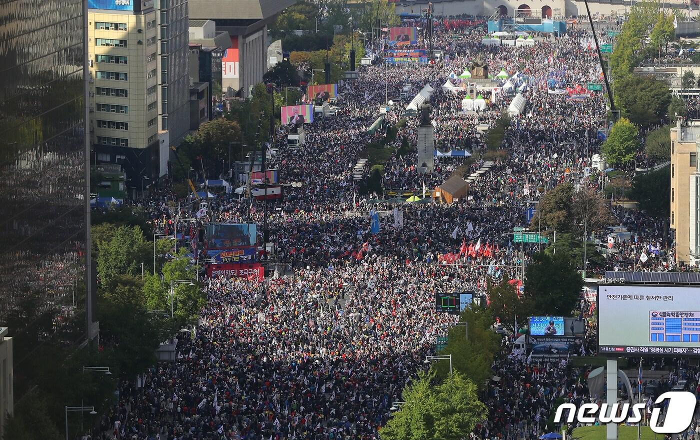 본문 이미지 - 9일 오후 범국민투쟁운동본부 등 보수단체가 주최한 조국 법무부 장관 사퇴 촉구 집회에서 참가자들이 서울 세종로 광화문광장 일대를 가득 메우고 있다. 2019.10.9/뉴스1 ⓒ News1 구윤성 기자