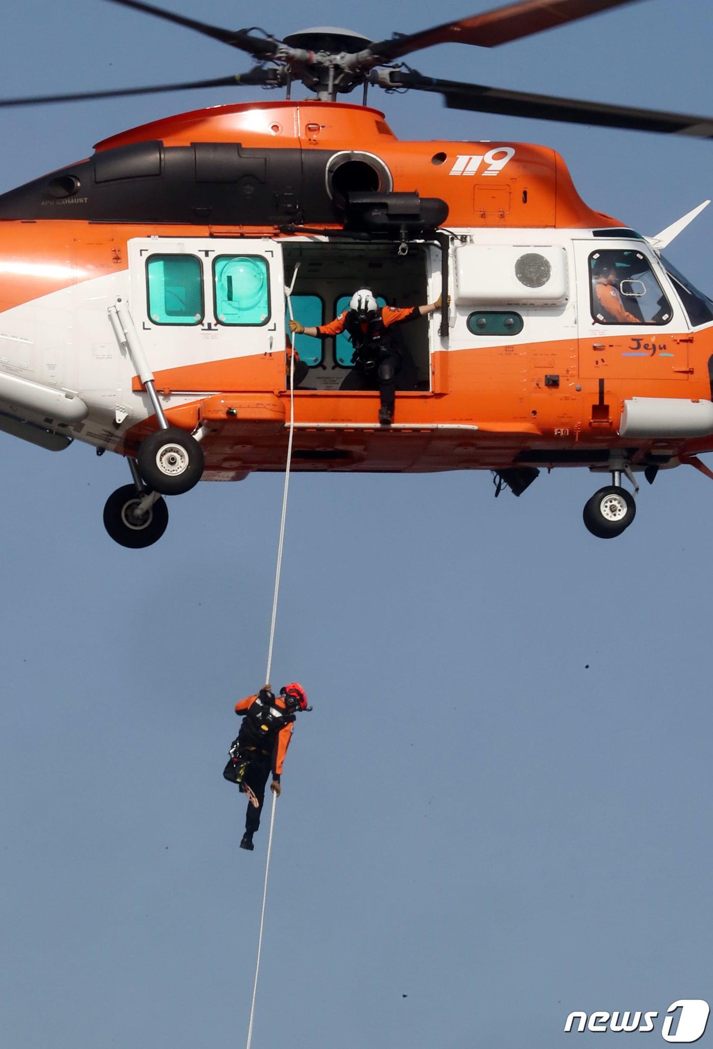 본문 이미지 - 제주시 애월항에서 진행된 2019 재난대응 안전한국훈련에서 제주도의 소방헬기인 한라매가 재난현장에 출동해 구급대원이 재난가정현장으로 내려오고 있다.2019.11.1/뉴스1 ⓒ News1 오현지 기자