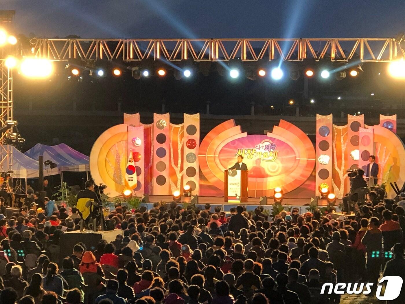 본문 이미지 - 1일 전북 전주시 남부시장에서 야시장 개장 5주년 기념행사가 열린 가운데 김승수 전주시장이 인사말을 하고 있다.(전주시 제공)2019.11.1/뉴스1 ⓒ News1 김춘상 기자