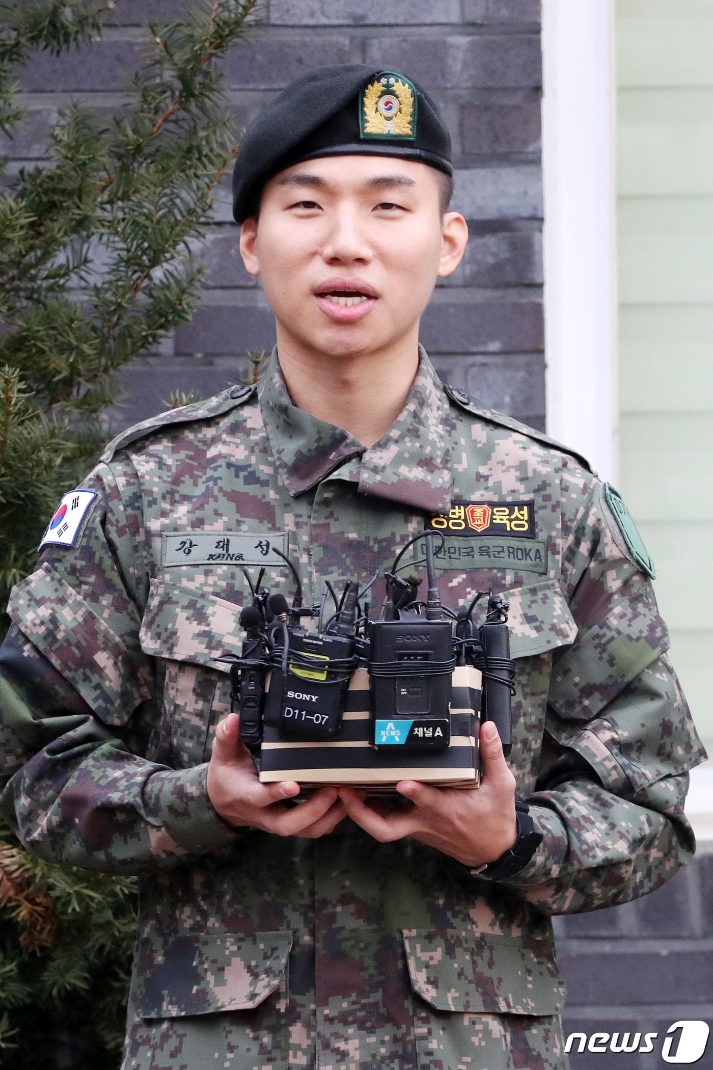 본문 이미지 - 그룹 빅뱅의 대성(31·본명 강대성)이 지난해 11월 10일 오전 경기도 용인 육군지상작전사령부에서 현역 제대하며 소감을 밝히고 있다.  ⓒ News1 조태형 기자