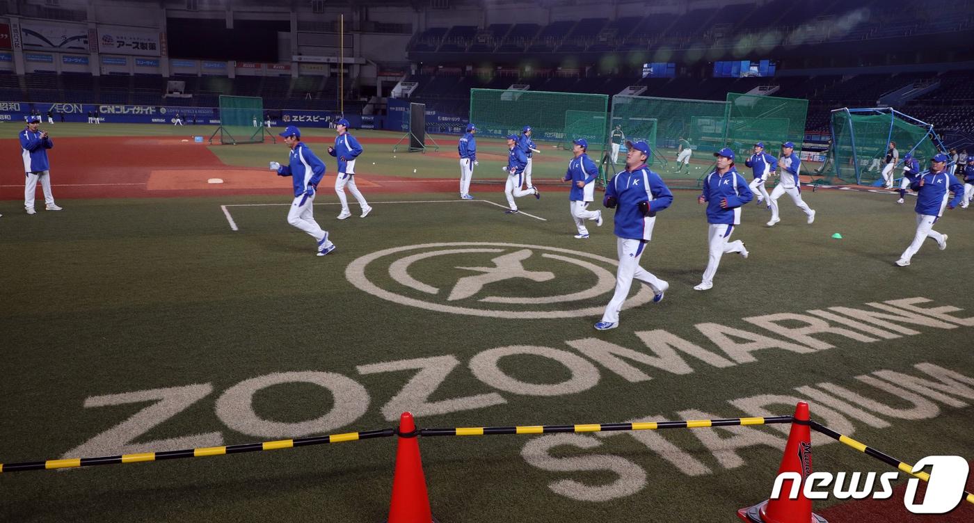 대한민국 야구 대표팀 선수들이 10일 오후(현지시간) 일본 지바 조조마린스타디움에서 2019 세계야구소프트볼연맹(WBSC) 프리미어12 슈퍼라운드를 앞두고 훈련을 준비하고 있다. 2019.11.10/뉴스1 ⓒ News1 황기선 기자