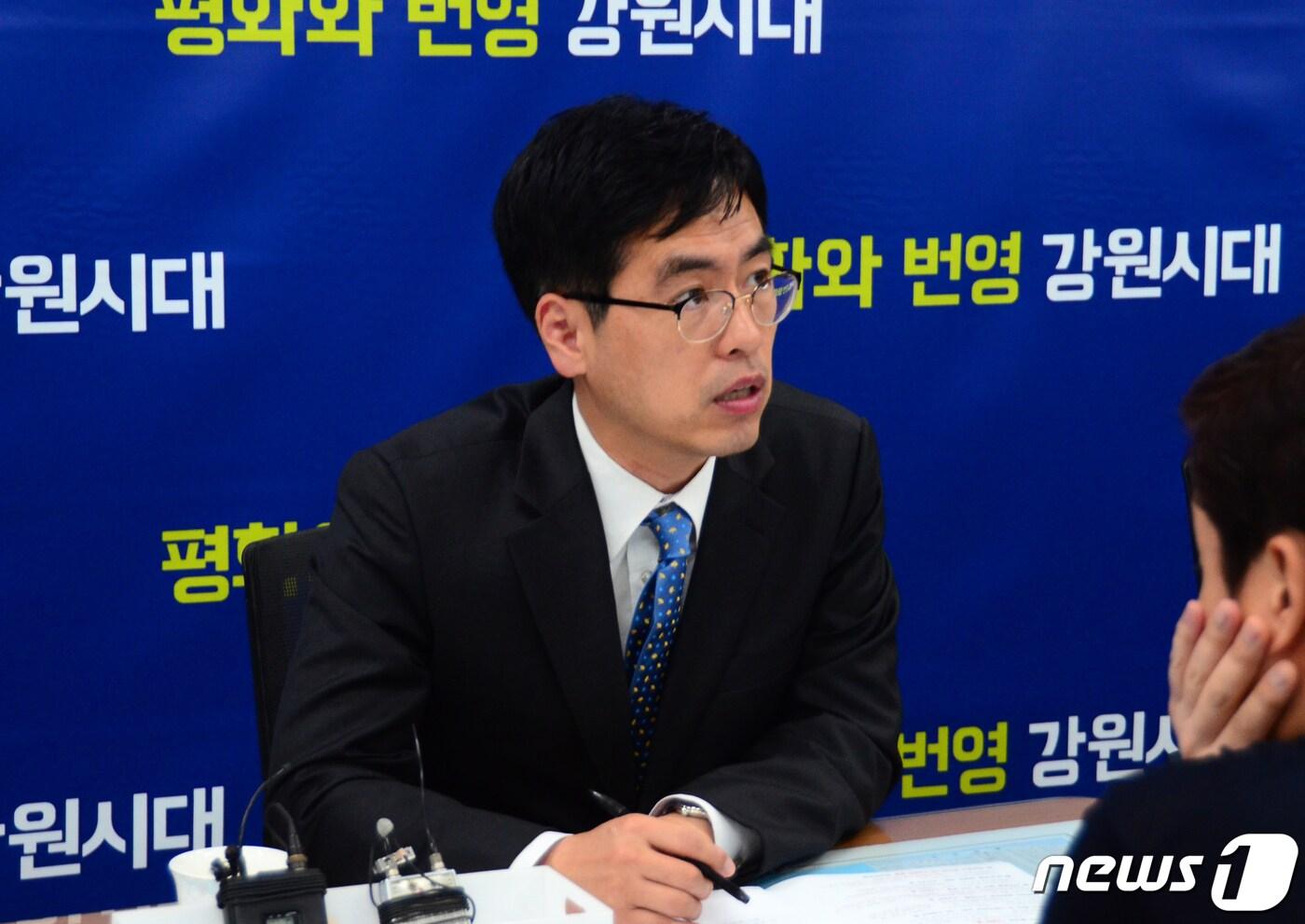 본문 이미지 - 김민재 도 기획조정실장이 11일 오전 강원도청 기자실에서 2020년도 예산안 편성에 대해 설명하고 있다. 2019.11.11/뉴스1 ⓒ News1 하중천 기자