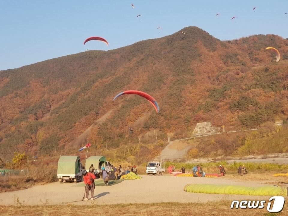 본문 이미지 - 한국수자원공사의 출입통제에도 불구하고 단양지역 패러글라이딩 업체들이 하천부지를 착륙장으로 불법 사용하고 있다. 2019.11.10/ⓒ 뉴스1 조영석기자