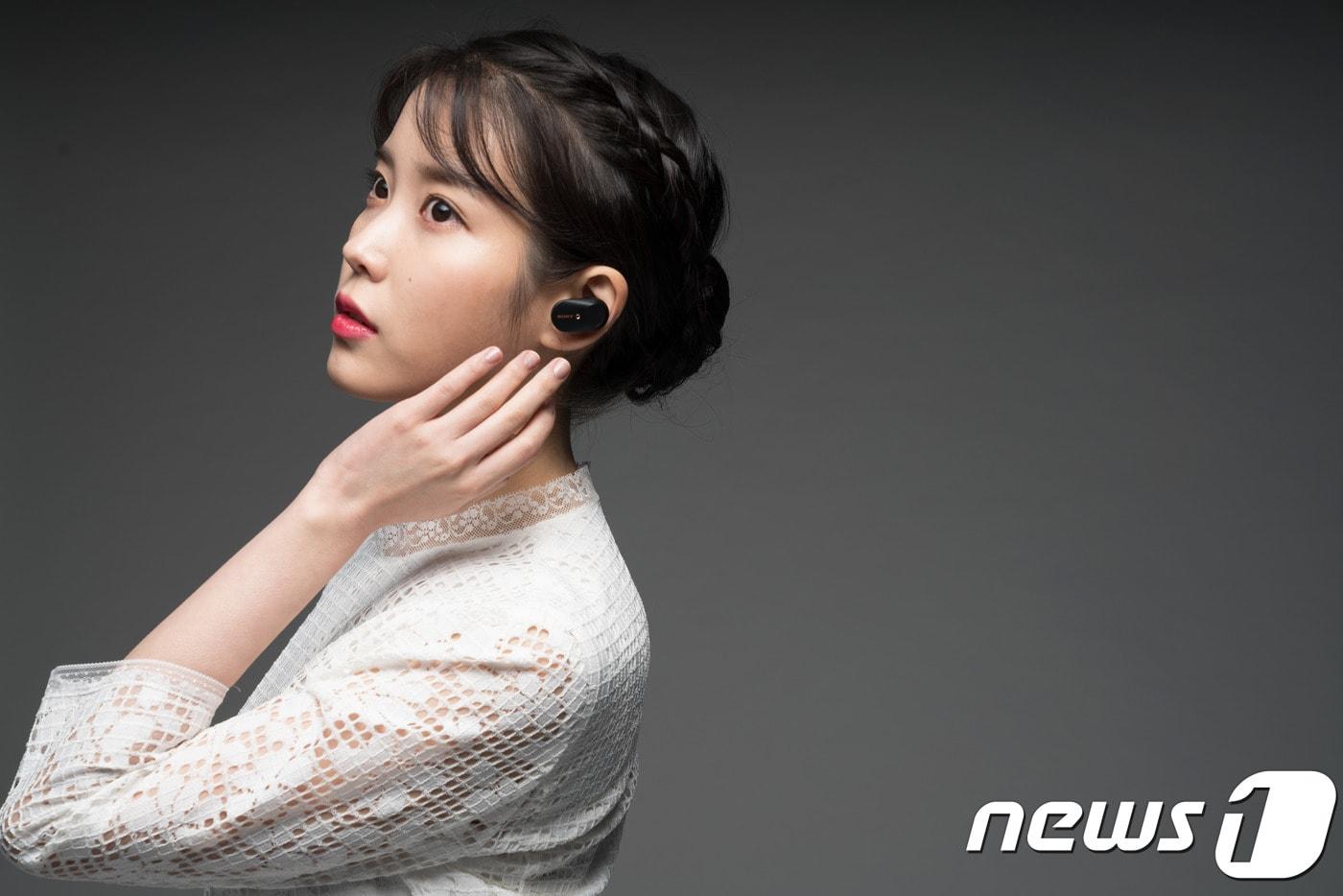 본문 이미지 - 소니 노이즈캔슬링 무선 이어폰 'WF-1000XM3'를 착용한 가수 아이유(소니코리아 제공)ⓒ 뉴스1
