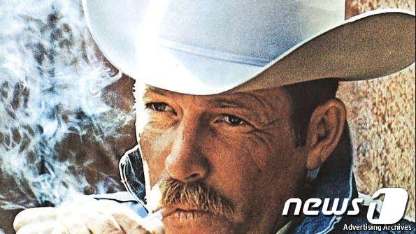 본문 이미지 - '말보로 맨'으로 알려진 로버트 노리스가 향년 90세로 별세했다. <이코노미스트 트위터 갈무리>