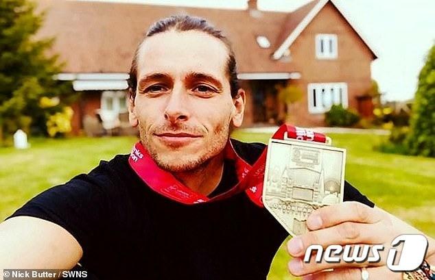 본문 이미지 - 닉 버터씨가 아테네 마라톤 대회를 끝으로 세계 196개국 마라톤대회를 완주하는 기록을 수립했다. 사진은 아테네 대회 메달을 목에 걸고 기념샷 (닉 버터 SNS) ⓒ 뉴스1