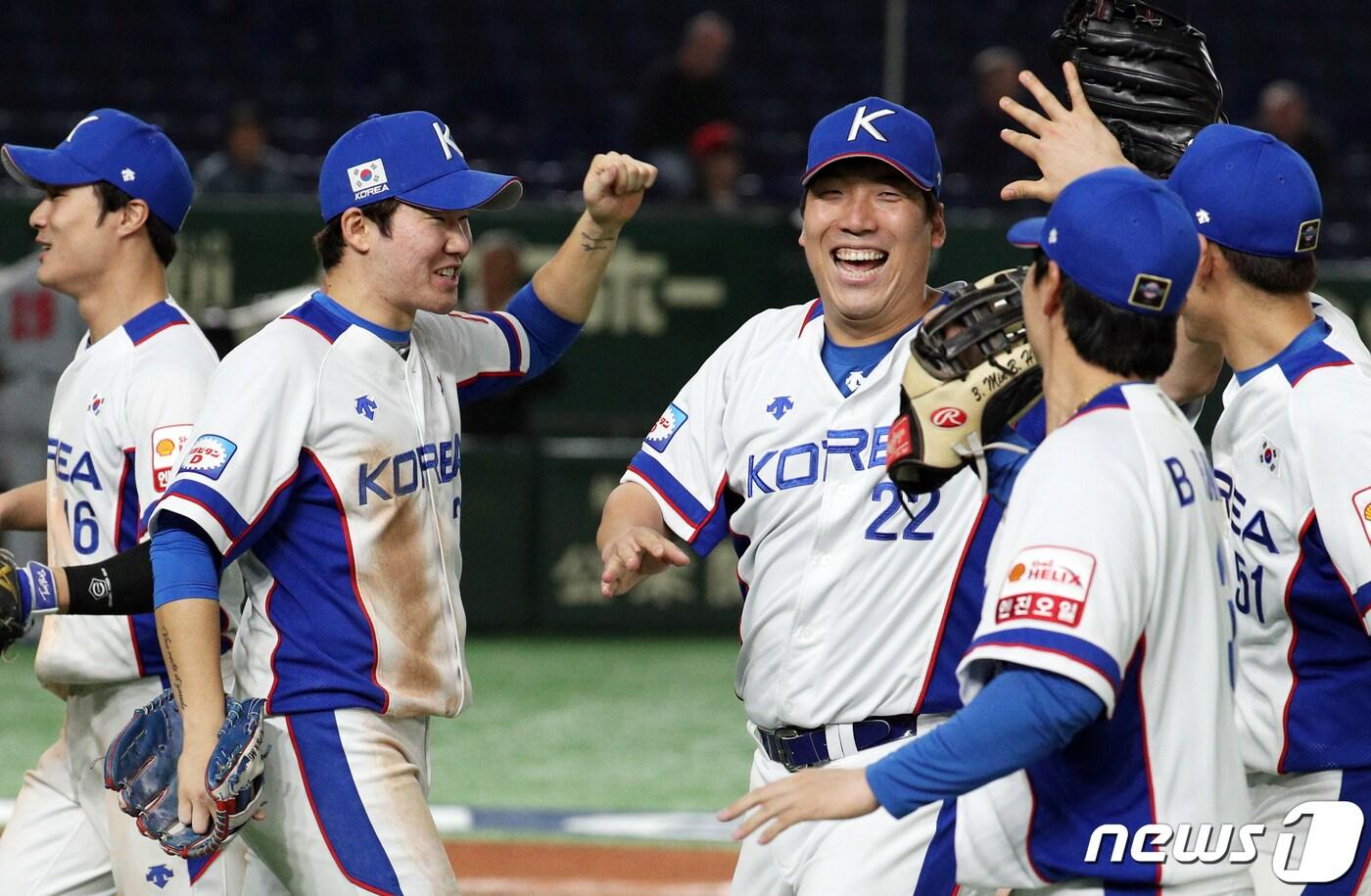 11일 오후 일본 도쿄돔에서 열린 2019 세계야구소프트볼연맹(WBSC) 프리미어12 슈퍼라운드 대한민국과 미국의 경기 8회초 2사 2루 상황 미국 아델의 안타 때 홈 송구로 2루주자를 잡은 대한민국 김현수가 비디오 판독 결과 확인 후 기뻐하고 있다. 2019.11.11/뉴스1 ⓒ News1 황기선 기자