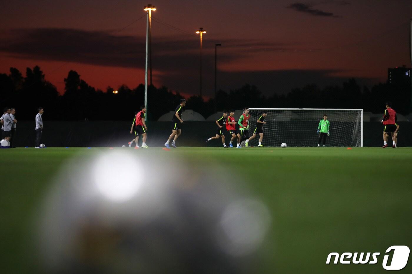 대한민국 축구대표팀이 11일(현지시간) 오후 아랍에미리트 아부다비의 셰이크 자예드 크리켓 스타디움에서 훈련을 하고 있다. 2019.11.11/뉴스1 ⓒ News1 이광호 기자