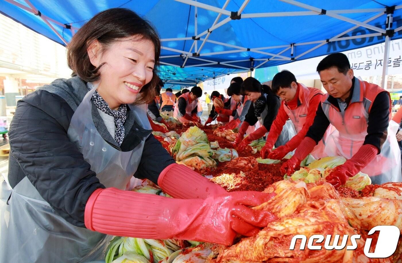 본문 이미지 - 12일 한국타이어앤테크놀로지 동그라미봉사단원들이 김장 담그기 봉사활동을 펼치고 있다.ⓒ 뉴스1