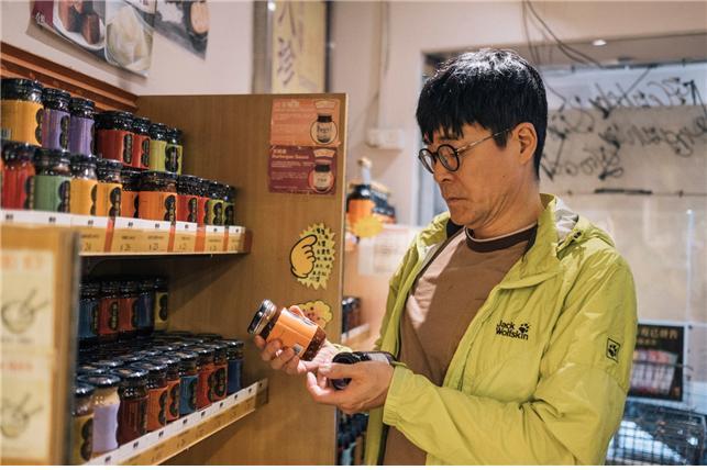 본문 이미지 - 흑식초를 고르는 박찬일 셰프의 모습. 이하 홍콩관광청 제공