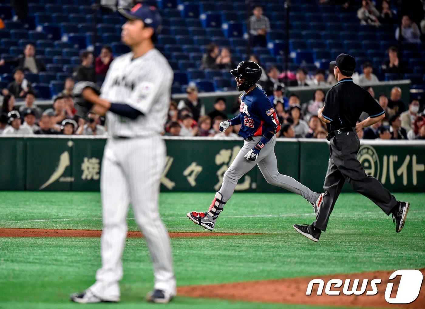 본문 이미지 - 일본이 12일 일본 도쿄돔에서 열린 2019 세계야구소프트볼연맹(WBSC) 프리미어12 슈퍼라운드 미국전에서 3-4로 패했다. 일본 닛칸스포츠에 따르면 이날 도쿄돔에는 관중 2만7827명이 입장, 2015년 이후 최소 관중을 기록했다. ⓒ AFP=뉴스1