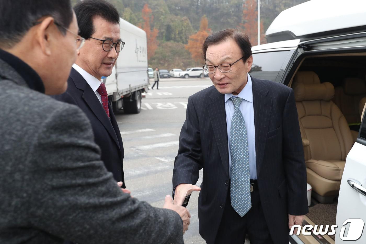 본문 이미지 - 이해찬 더불어민주당 대표가 13일 오전 충북 청주시 오창읍 ㈜네패스에서 열린 현장 최고위원회의 참석에 앞서 이시종 충북지사 등과 인사를 나누고 있다. 2019.11.13/뉴스1 ⓒ News1 김용빈 기자