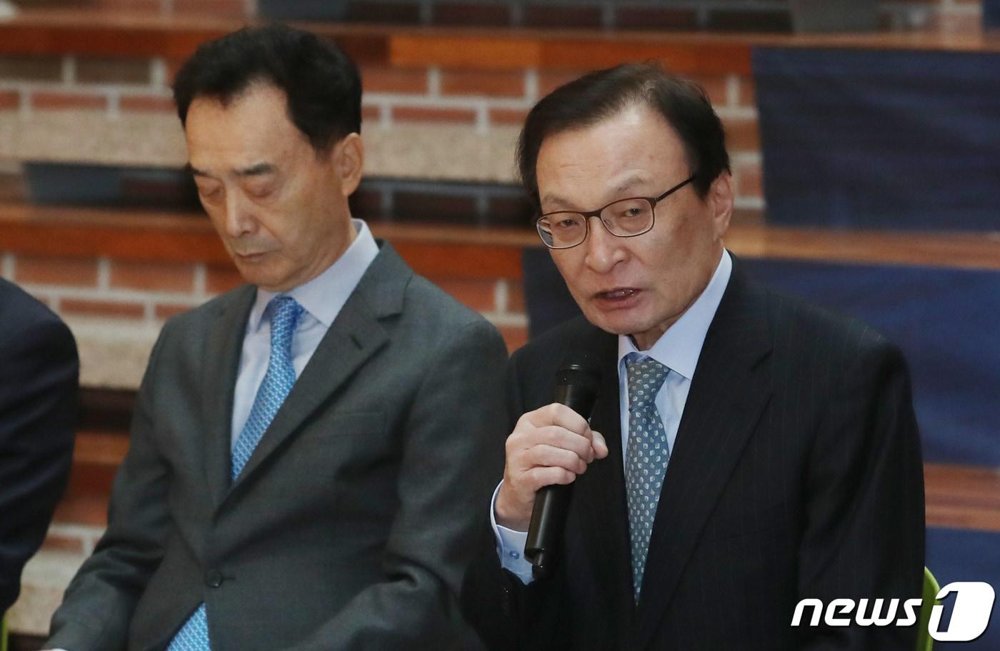 본문 이미지 - 이해찬 더불어민주당 대표가 13일 오전 충북 청주시 오창읍 ㈜네패스에서 열린 현장 최고위원회의에서 모두발언을 하고 있다. 2019.11.13/뉴스1 ⓒ News1 김용빈 기자