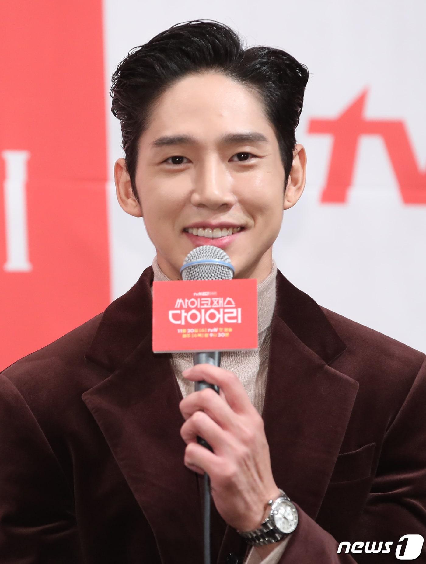 본문 이미지 - 배우 박성훈이 13일 오후 서울 강남구 임피리얼팰리스 호텔에서 열린 tvN 새 수목드라마 ‘싸이코패스 다이어리’(연출 이종재/ 극본 류용재, 김환채, 최성준) 제작발표회에 참석해 인사말을 하고 있다. ‘싸이코패스 다이어리’는 어쩌다 목격한 살인사건 현장에서 도망치던 중 사고로 기억을 잃은 호구 육동식(윤시윤 분)이 우연히 얻게 된 살인 과정이 기록된 다이어리를 보고 자신이 싸이코패스 연쇄살인마라고 착각하며 벌어지는 이야기를 그렸다. 2019.11.13/뉴스1 ⓒ News1 권현진 기자