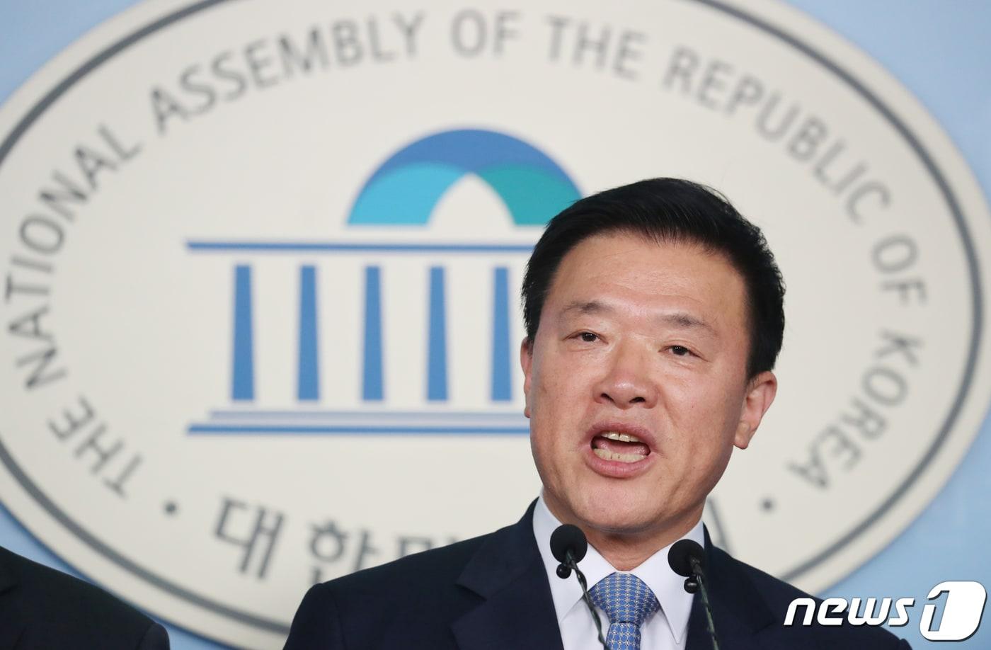 본문 이미지 - 김학민 전 충남테크노파크 원장이 지난 2019년 더불어민주당에 입당하고 기자회견을 하고 있는 모습.(뉴스1DB) 2019.11.13/뉴스1