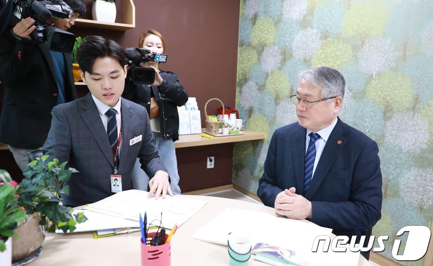 국민건강보험공단은 김용익(사진 오른쪽) 이사장이 13일 오전 영등포남부지사를 방문해 본인의 사전연명의료의향서를 작성했다.ⓒ 뉴스1