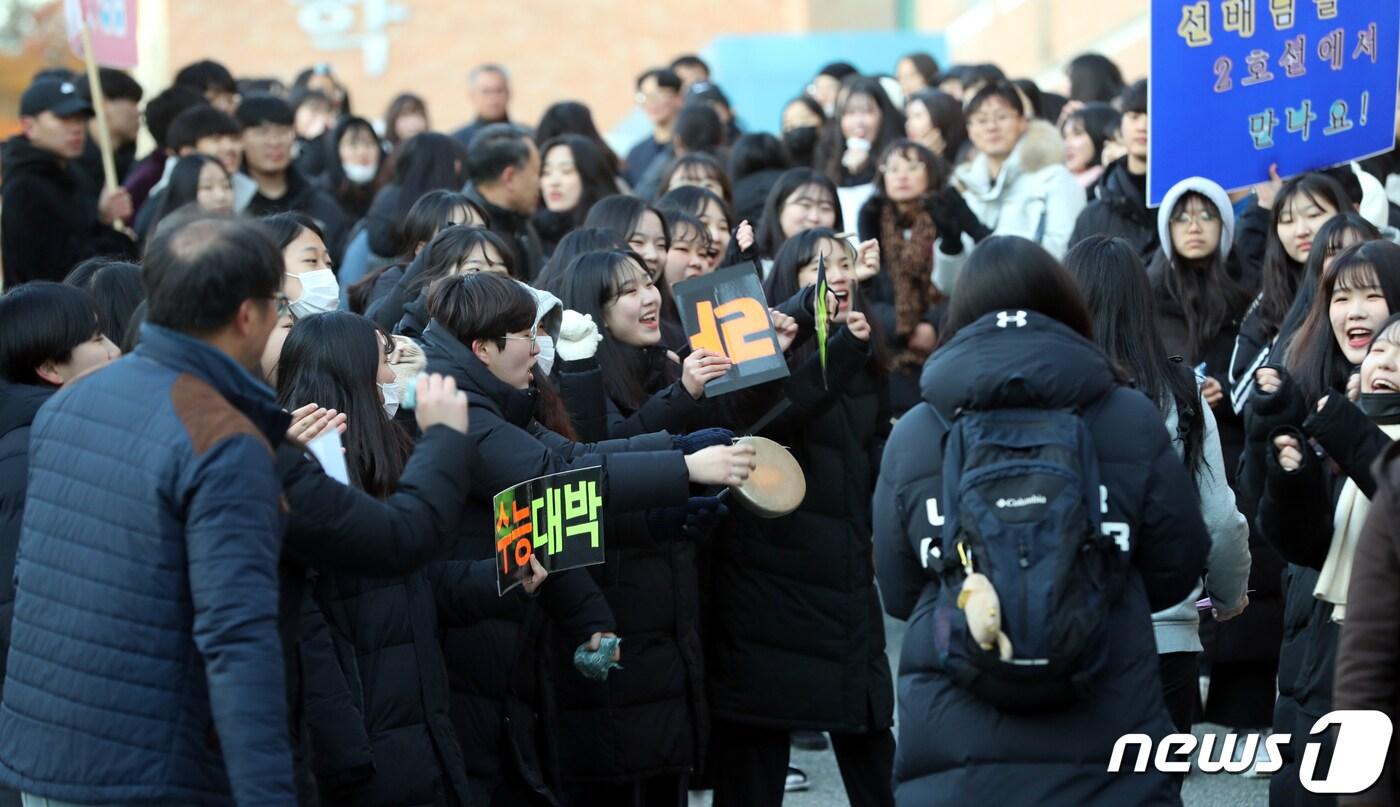본문 이미지 - 2020학년도 대학수학능력시험 날인 14일 오전 충북 청주시 흥덕구 서원고등학교 앞에서 수험생들이 후배들의 응원을 받으며 시험장으로 들어서고 있다. 2019.11.14/뉴스1 ⓒ News1 김용빈 기자