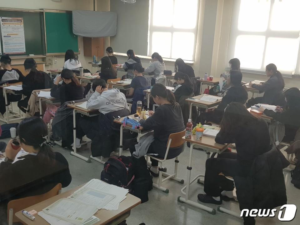 본문 이미지 - 수험생들이 수능 시작을 앞두고 고사장 교실 안에 앉아있다. ⓒ 뉴스1
