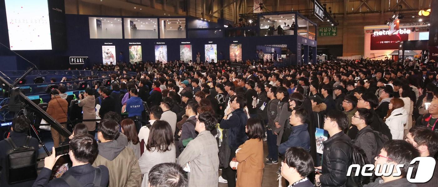 본문 이미지 - 14일 부산 해운대구 벡스코 제1전시장에서 열린 '지스타 2019'가 관람객들로 북적이고 있다. 2019.11.14/뉴스1 ⓒ News1 여주연 기자