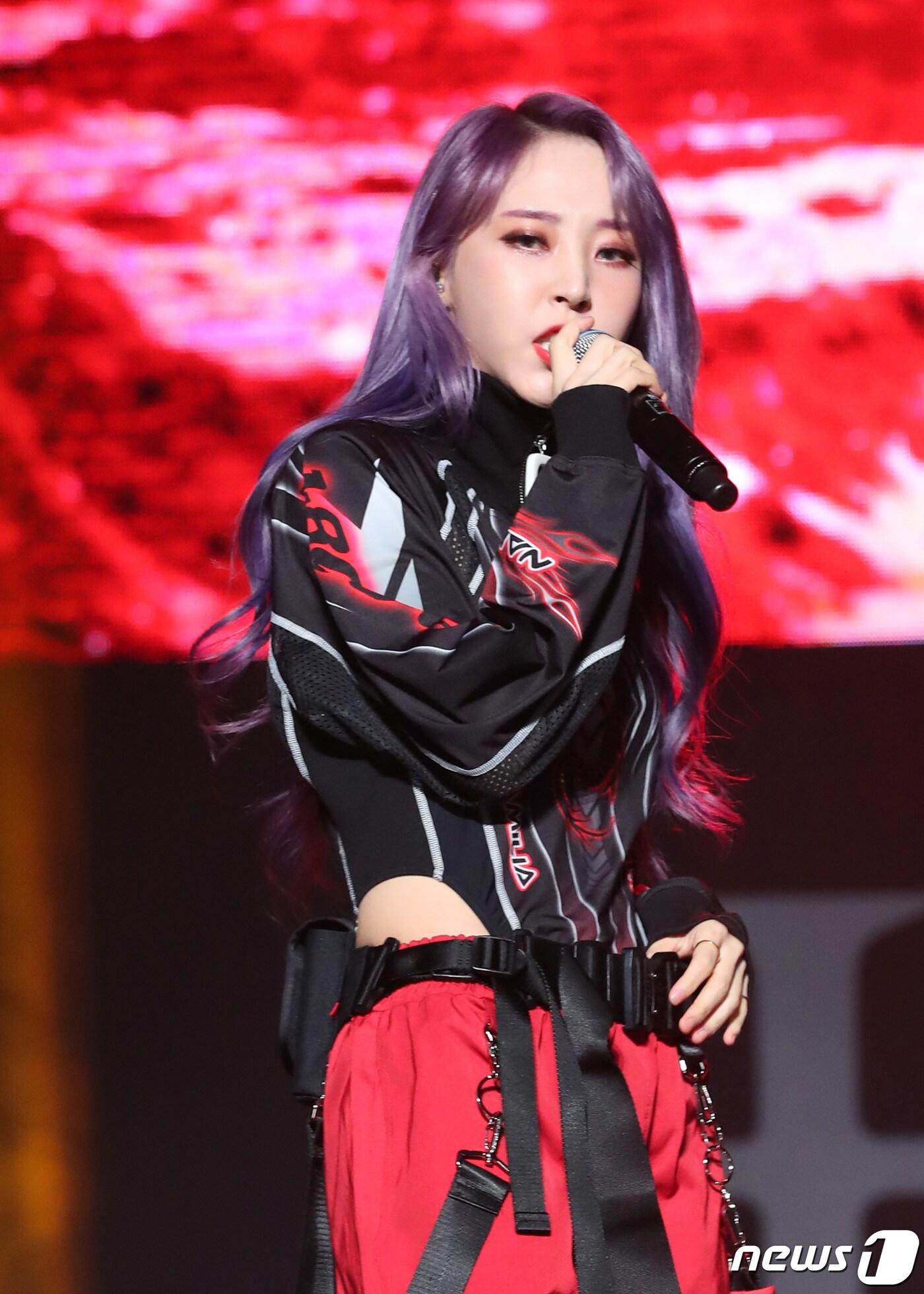 본문 이미지 - 그룹 마마무(MAMAMOO) 문별이 14일 서울 경희대학교 평화의 전당에서 열린 두 번째 정규앨범 ‘리얼리티 인 블랙(reality in BLACK)’ 발매 기념 쇼케이스에 참석해 신곡을 선보이고 있다. 2019.11.14/뉴스1 ⓒ News1 권현진 기자