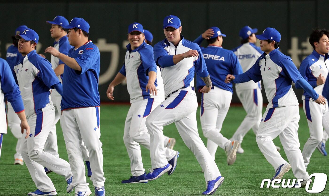 박병호 등 대한민국 야구 대표팀 선수들이 15일 오후(현지시간) 일본 도쿄돔에서 2019 세계야구소프트볼연맹(WBSC) 프리미어12 슈퍼라운드 대한민국과 멕시코와의 경기를 앞두고 훈련을 하고 있다. 2019.11.15/뉴스1 ⓒ News1 황기선 기자