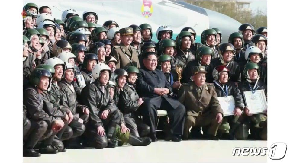 본문 이미지 - 북한 노동당 기관지 노동신문은 16일, 김정은 위원장이 원산갈마비행장에서 "조선인민군 항공 및 반항공군 비행지휘성원들의 전투비행술경기대회-2019를 참관했다"고 밝혔다. 대회 뒤 김 위원장이 참가자들과 기념사진을 촬영했다. (조선중앙TV 캡처화면) ⓒ뉴스1