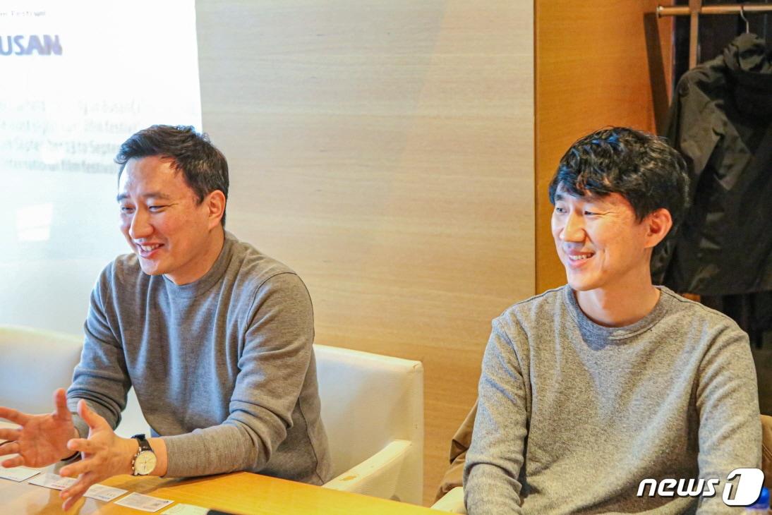 본문 이미지 - 지원길 스마일게이트RPG 대표(왼쪽)와 금강선 디렉터가 지난 14일 '지스타' 현장에서 <뉴스1>과 인터뷰하고 있다. ⓒ 뉴스1