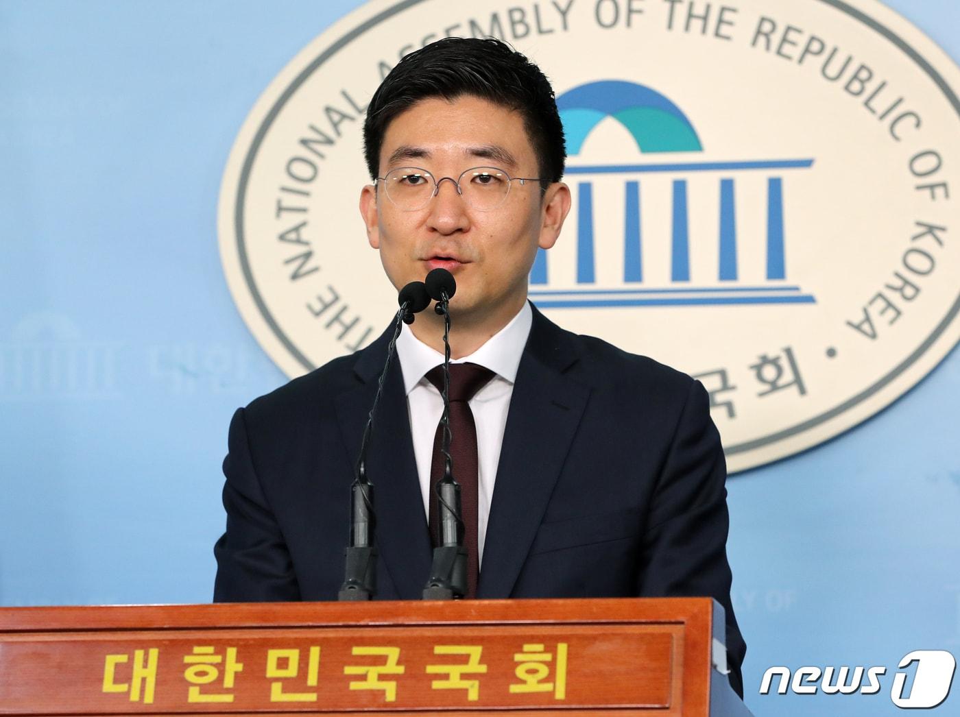 본문 이미지 - 김세연 자유한국당 의원이 17일 서울 여의도 국회 정론관에서 '21대 총선 불출마' 기자회견을 하고 있다. 2019.11.17/뉴스1 ⓒ News1 이종덕 기자