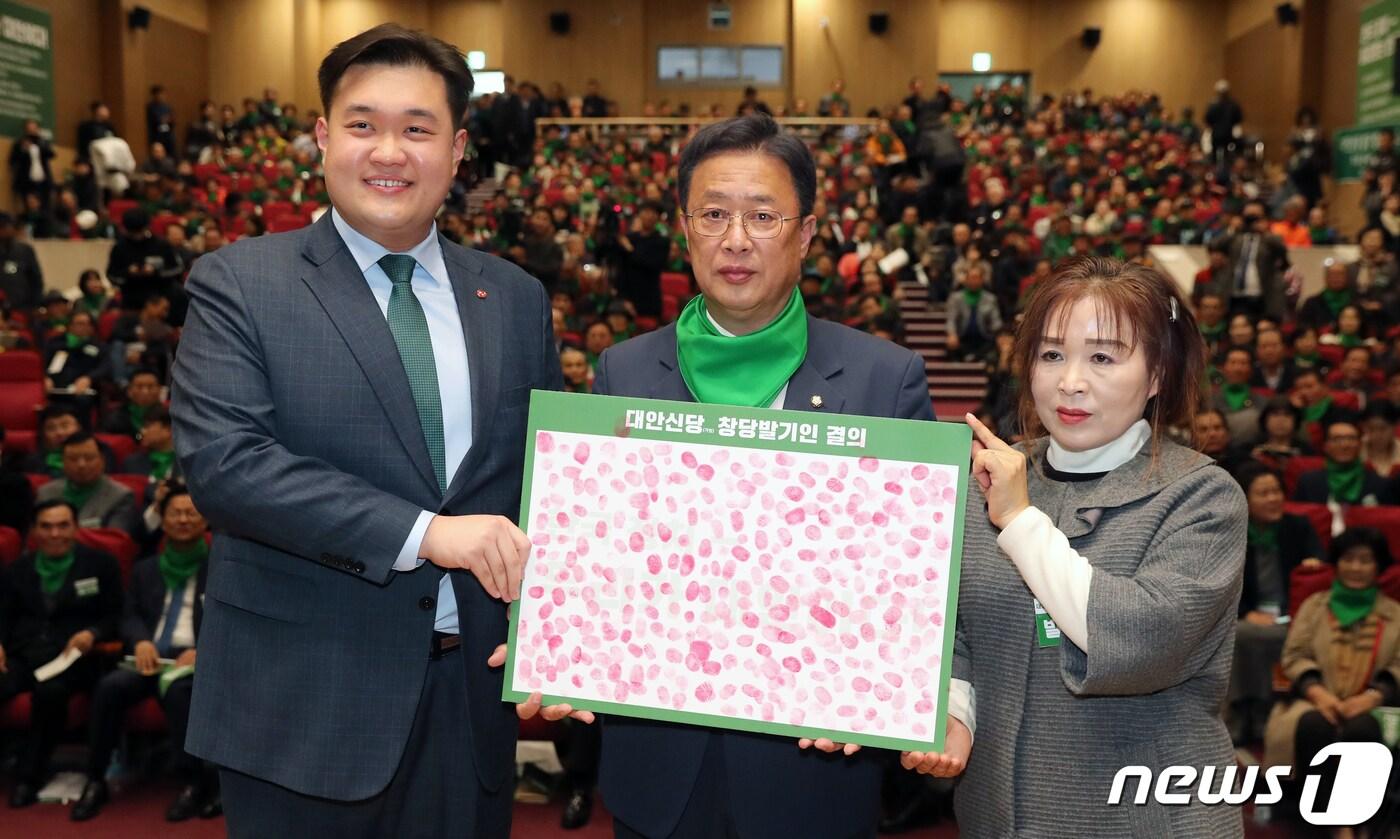 유성엽 대안신당 창당준비위원장이 17일 서울 여의도 국회 의원회관에서 열린 창당발기인대회에서 당원들로부터 창당발기인들의 결의를 담은 손도장 모음을 전달받고 있다.. 2019.11.17/뉴스1 ⓒ News1 이종덕 기자