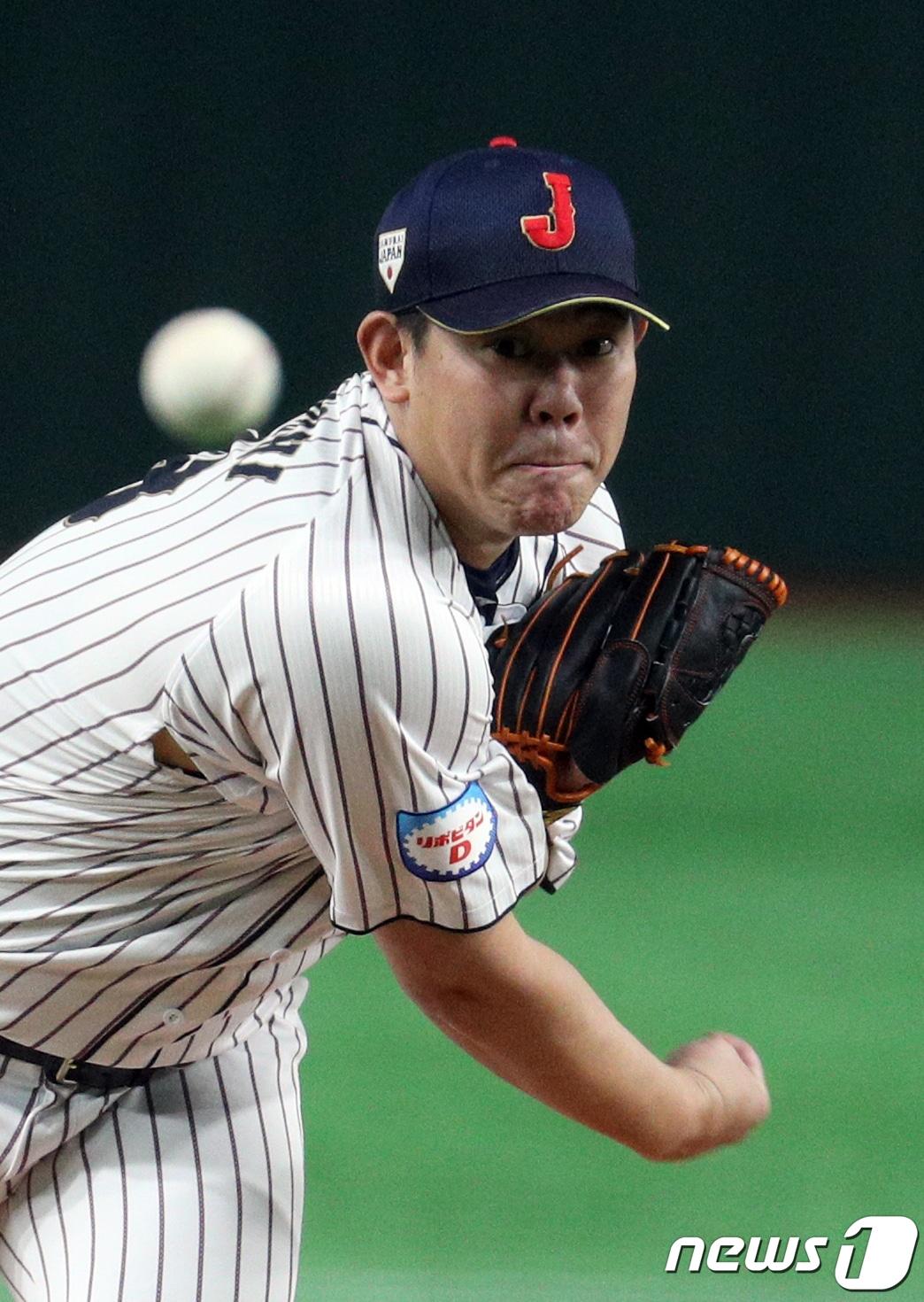 본문 이미지 - 2019 세계야구소프트볼연맹(WBSC) 프리미어12에 일본 대표팀의 일원으로 참가한 야마구치 슌. /뉴스1 ⓒ News1 황기선 기자