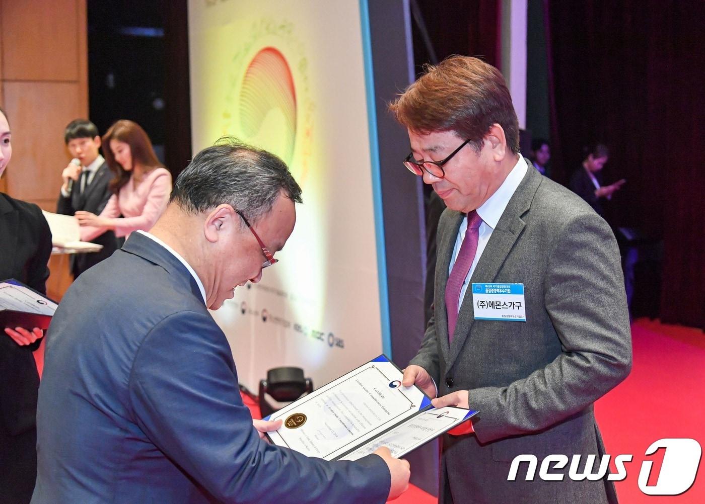 본문 이미지 - 에몬스가구 디자인연구소 이범석 소장이 한국표준협회 이상진 회장으로 부터 2019품질경쟁력 우수기업 선정서를 수여받고 있다.(에몬스 제공)ⓒ 뉴스1