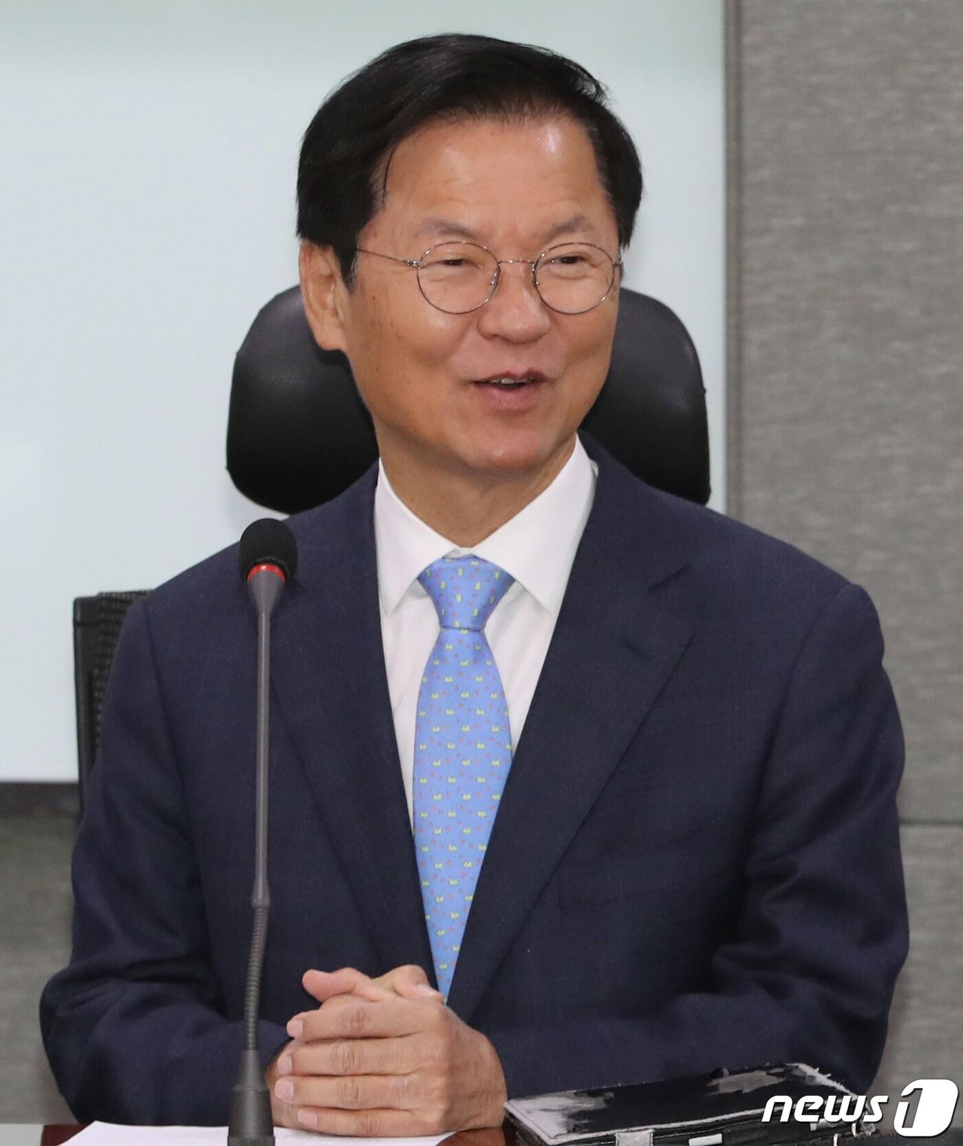본문 이미지 - 천정배 대안신당 인재영입위원장이 18일 서울 여의도 국회 의원회관에서 열린 대안신당 창당준비위원회 제1차 상임운영위원회 회의에서 박지원 의원과 대화하고 있다. 2019.11.18/뉴스1 ⓒ News1 이종덕 기자