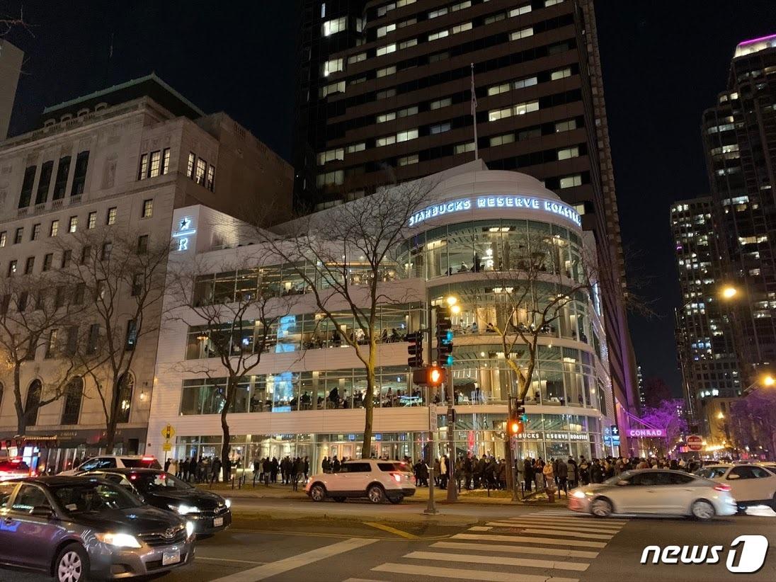 본문 이미지 - 시카고 중심가에 들어선 세계 최대 규모 스타벅스 리저브 로스터리. 15일(현지시간) 개장 이후 아직도 입장하려면 1시간은 기다려야할 정도.(출처=박영주 통신원 제공) ⓒ 뉴스1