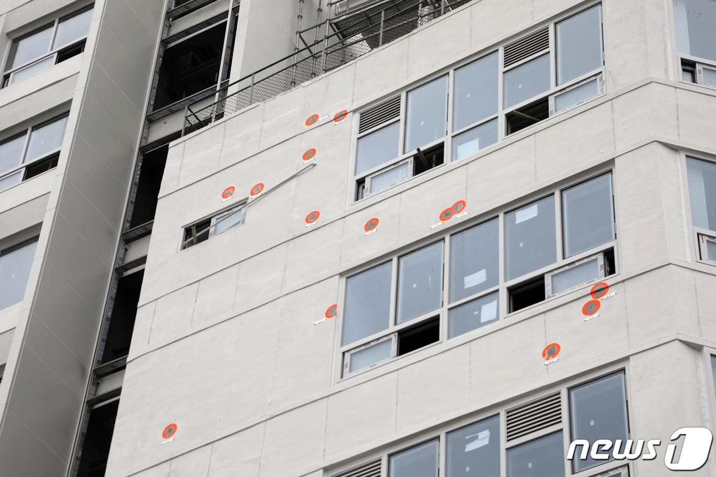 본문 이미지 - 1980년 5·18민주화운동 당시 계엄군이 발포한 총탄 흔적이 광주 동구 전일빌딩245 외벽에 남아 있는 모습. 2019.11.18 ⓒ 뉴스1