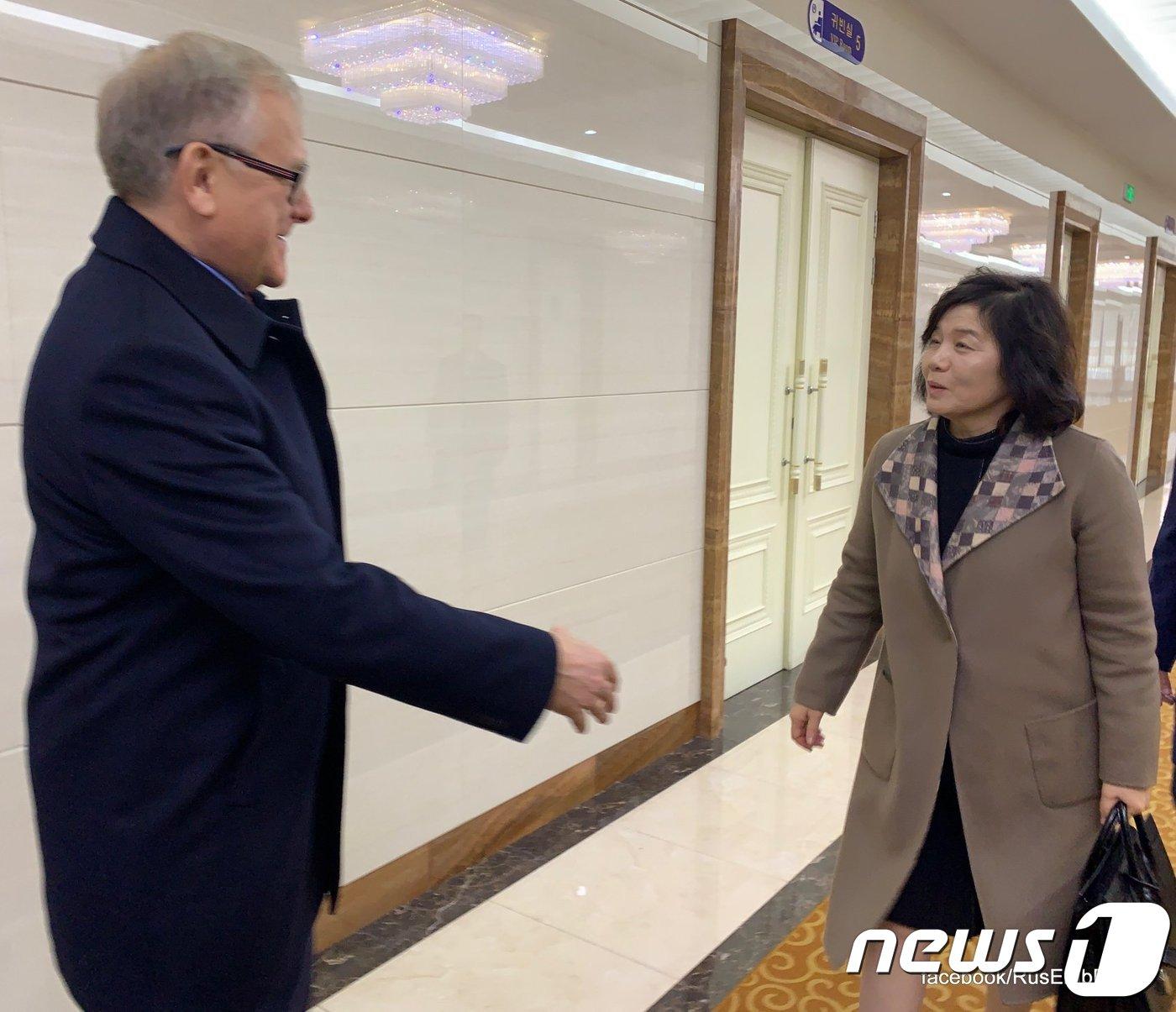 본문 이미지 - 알렉산드리 마체고라 북한 주재 러시아대사(왼쪽)이 18일 평양 순안 국제공항에서 러시아로 떠나는 최선희 북한 외무성 제1부상을 배웅하고 있다. (주북 러시아대사관 페이스북) ⓒ 뉴스1
