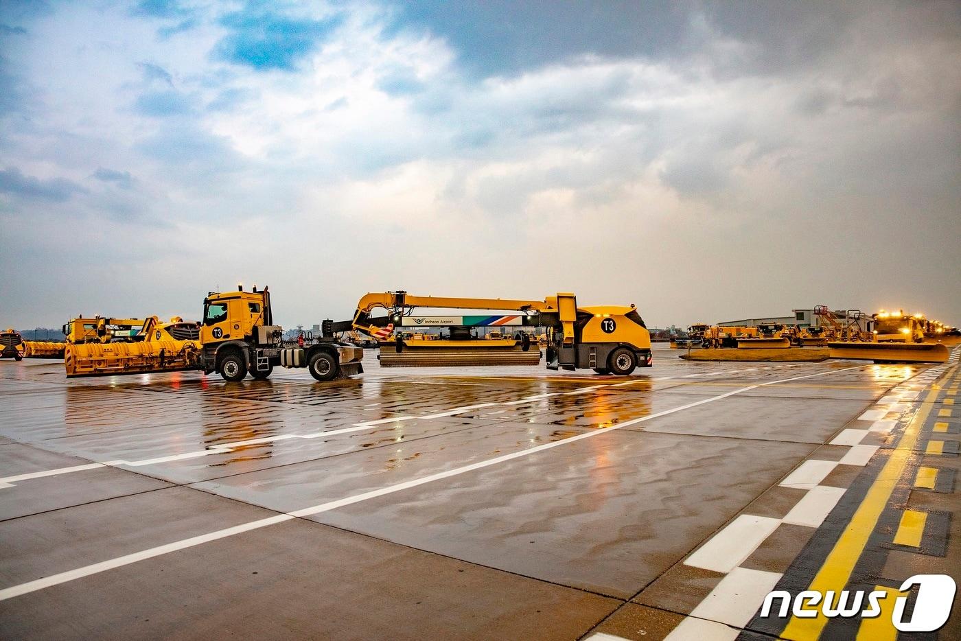 인천국제공항공사는 지난 15일 인천공항 항공기 이동지역 내에서 관계기관 합동으로 종합제설 훈련을 실시했다고 18일 밝혔다. 사진은 제설장비를 동원한 대규모 모의 훈련 진행 모습. (인천국제공항공사 제공) 2019.11.18/뉴스1 ⓒ News1 송원영 기자