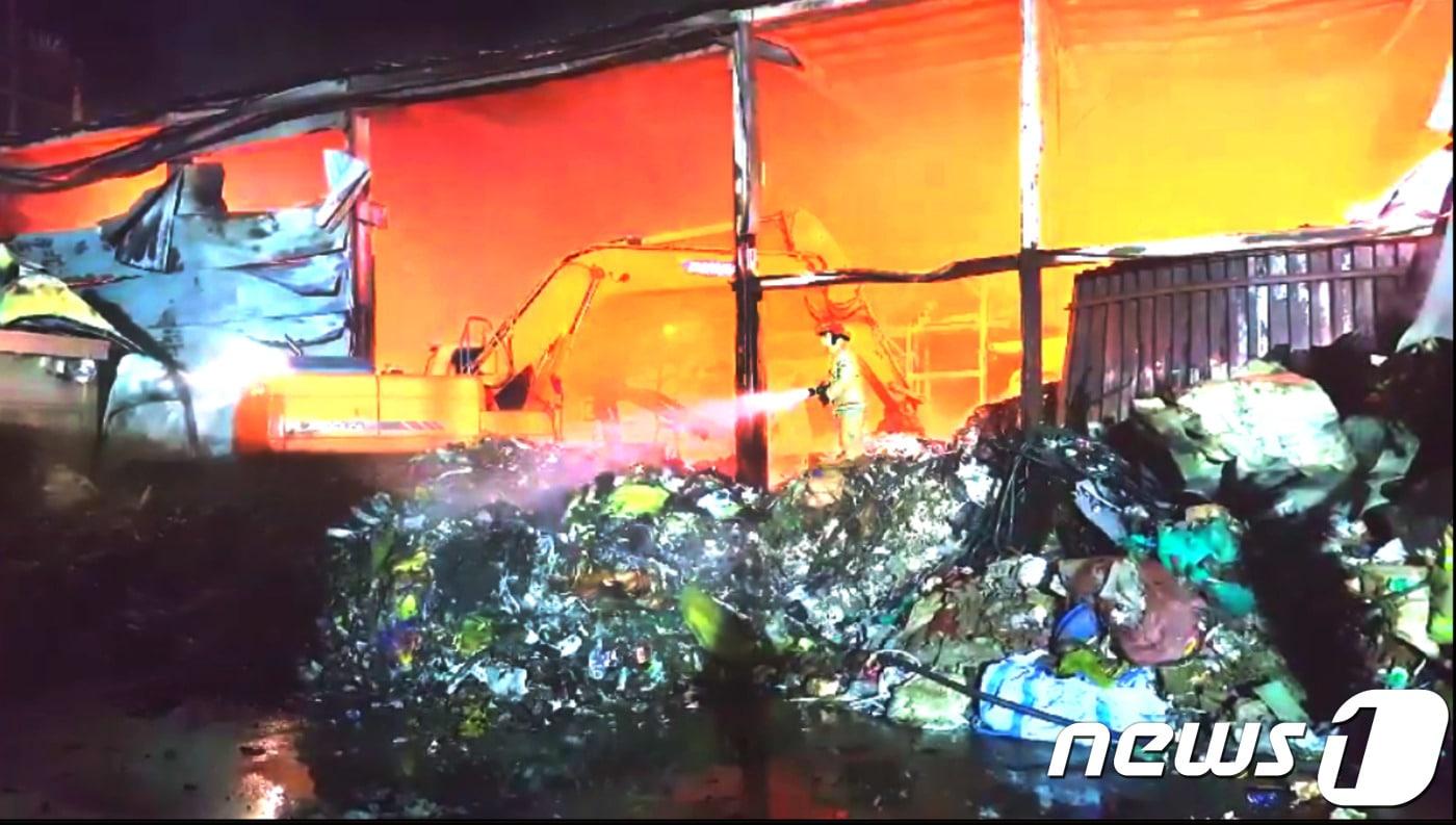 본문 이미지 - 경북 고령군 개진면 한 폐기물 처리업체에서 지난 17일 오후 6시 17분쯤 발생한 화재가 17시간여만인 18일 정오쯤 진화됐다. (경북도소방본부제공)2019.11.18/뉴스1ⓒ 뉴스1