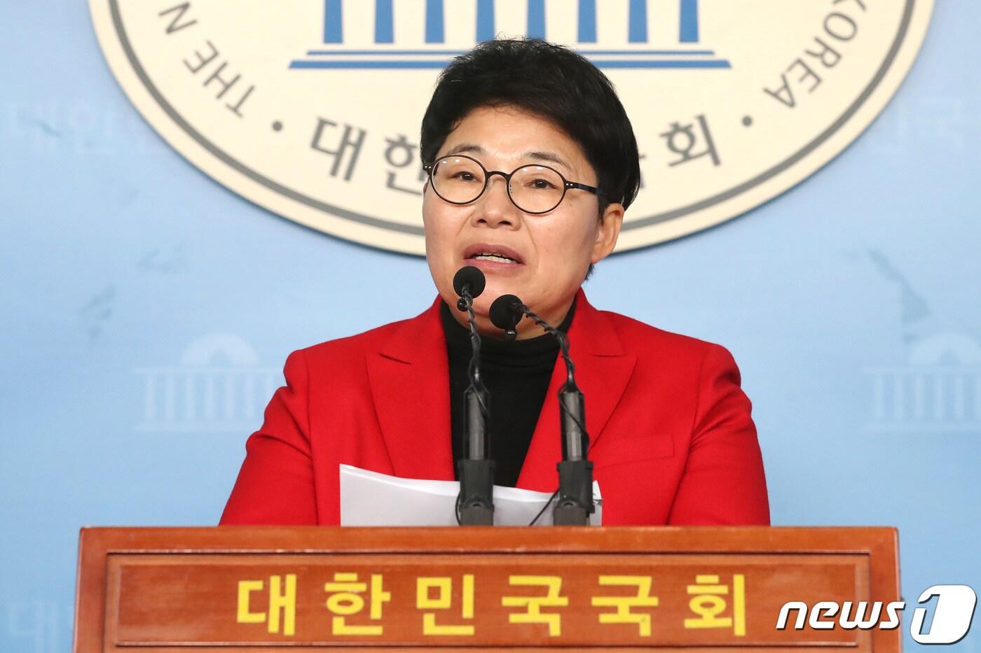 본문 이미지 - 임이자 자유한국당 환경노동위원회 간사가 19일 오전 서울 여의도 국회 정론관에서 정부의 주52시간 근로제 보완대책 관련 기자회견을 갖고 있다. 2019.11.19/뉴스1 ⓒ News1 임세영 기자
